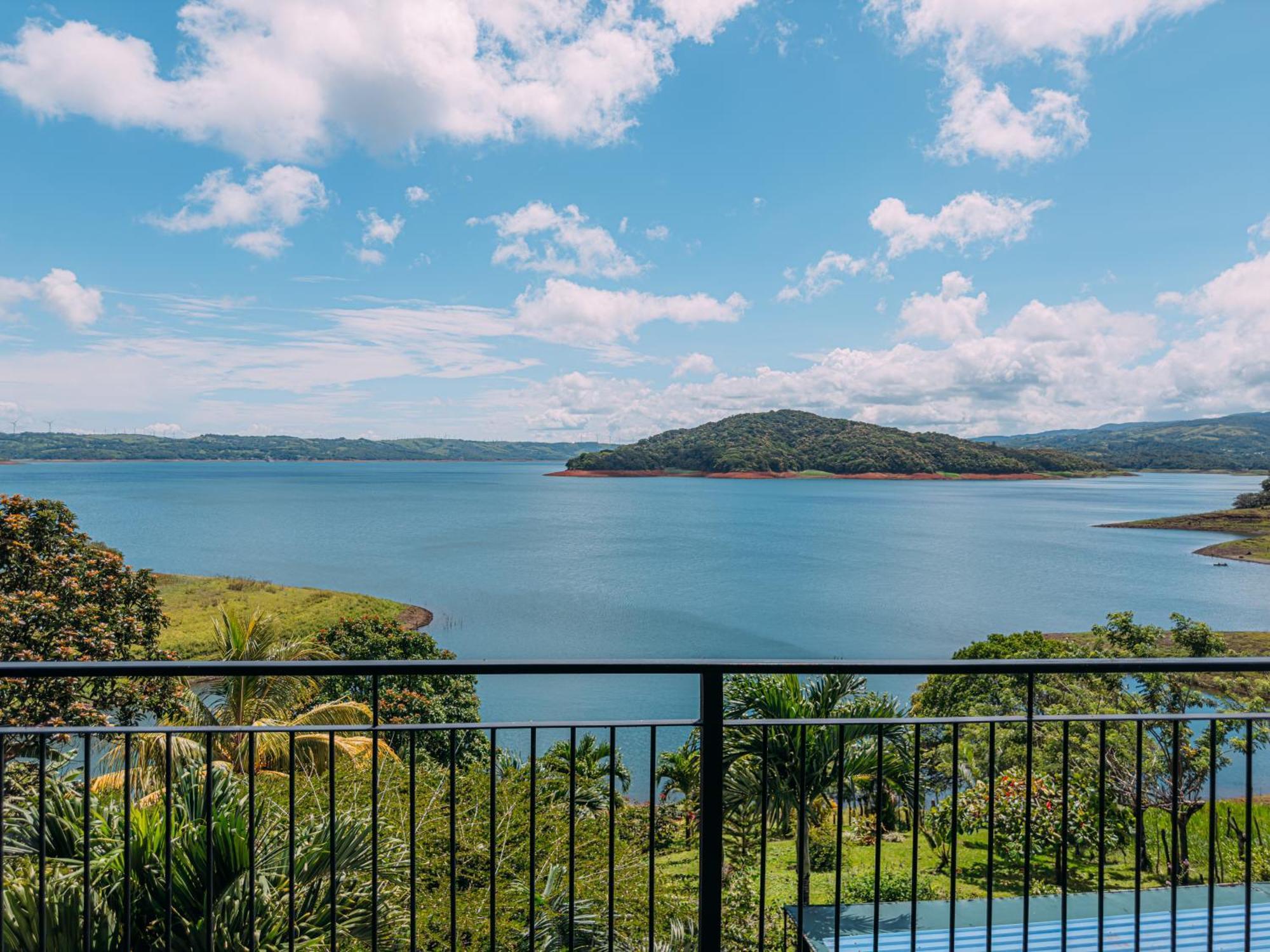 Tinajas Arenal Lakefront Lodge Nuevo Arenal Exterior photo