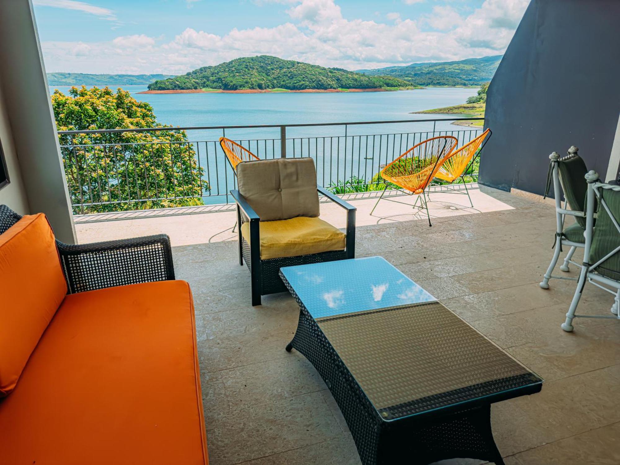 Tinajas Arenal Lakefront Lodge Nuevo Arenal Exterior photo