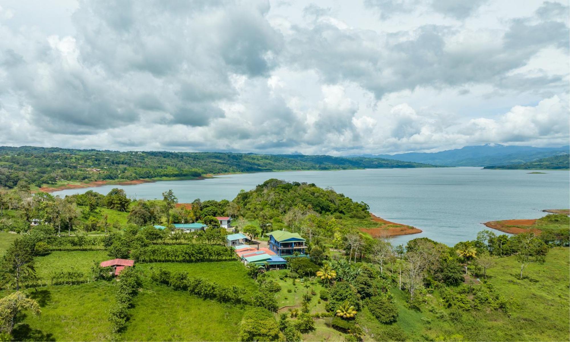 Tinajas Arenal Lakefront Lodge Nuevo Arenal Exterior photo