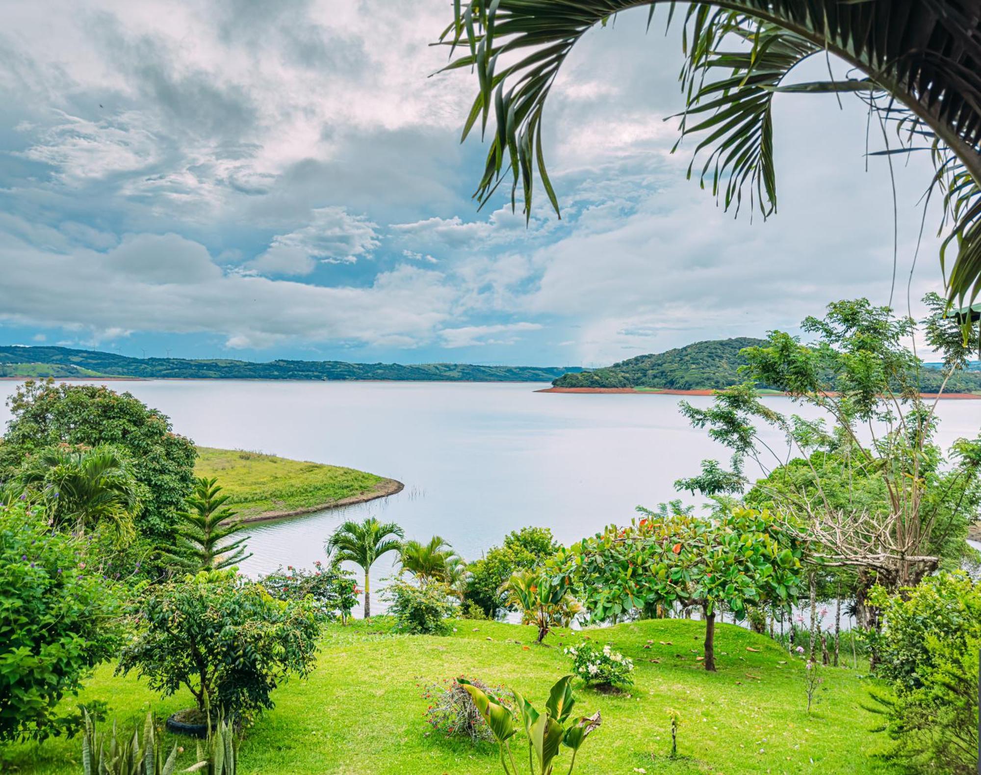 Tinajas Arenal Lakefront Lodge Nuevo Arenal Exterior photo